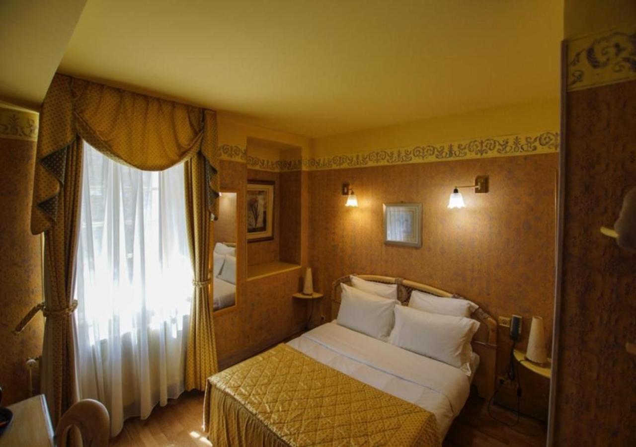 Hotel De La Tour Pont-de-lʼArche Esterno foto